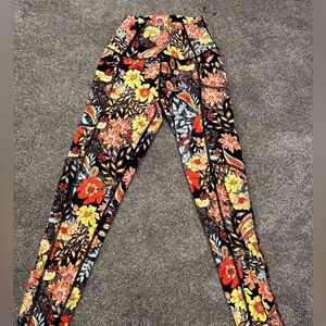 Flowered leggings, size XS
Never worn/ great conditions